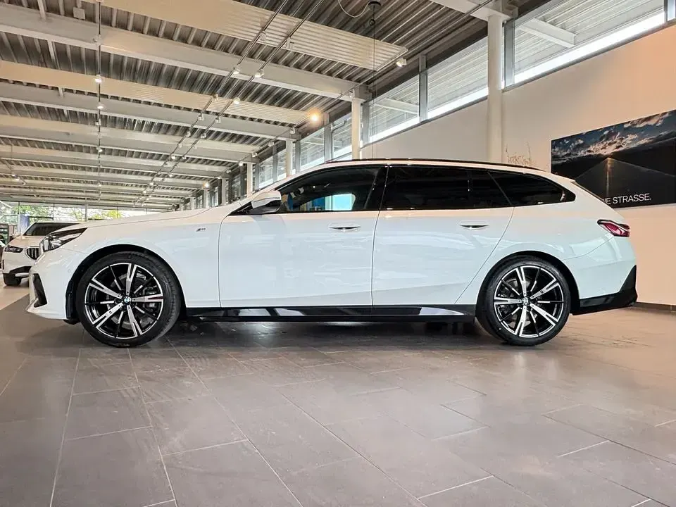 Gebraucht BMW 520 Performance 208 PS (152 kW) 2025 Weiß Kombi