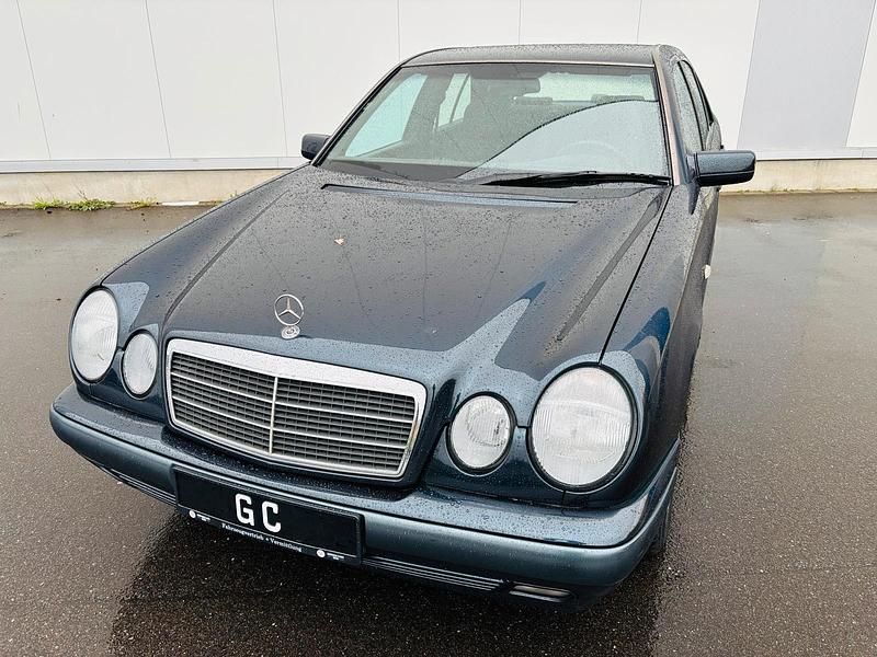 Gebraucht Mercedes E230 150 PS (110 kW) 1996 Blau Limousine
