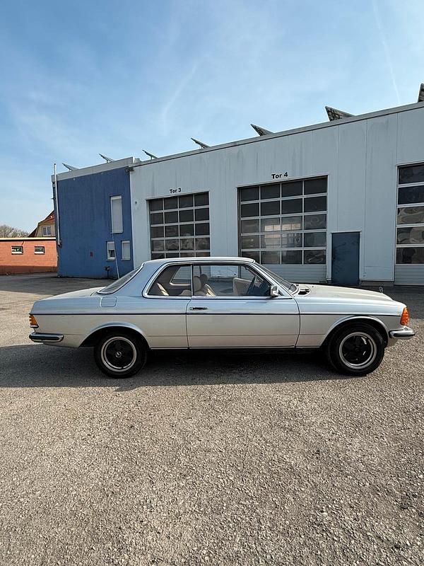 Gebraucht Mercedes 230 109 PS (80 kW) 1979 Silber Coupé