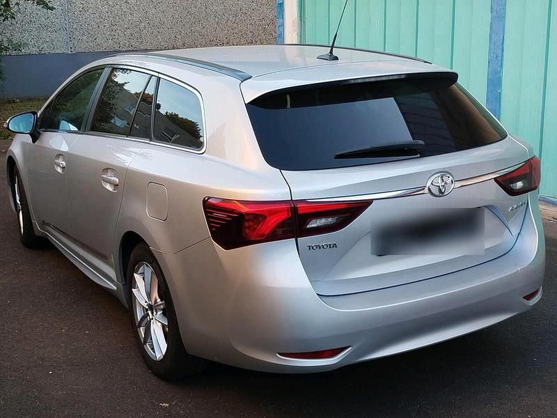 Grau Gebraucht 2017 Toyota Avensis Kombi | 12.100 € (Fairer Preis) - Bild 1/4