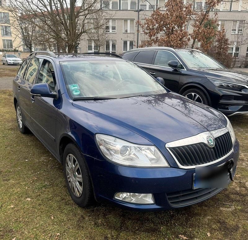Gebraucht Skoda Octavia Ambition 105 PS (77 kW) 2012 Blau Kombi