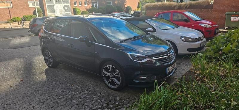 Grün Gebraucht 2017 Opel Zafira Tourer Van / Kleinbus | 15.999 € (Teuer) - Bild 1/4
