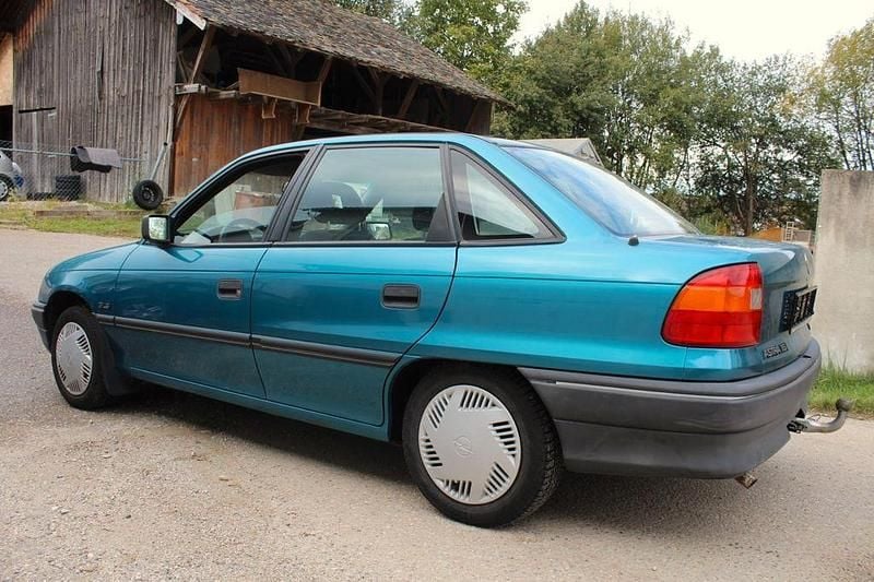 Gebraucht Opel Astra 75 PS (55 kW) 1993 Blau Limousine
