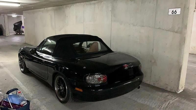 Second-hand Mazda MX5 110 CP (80 kW) 2001 Negru Cabrio