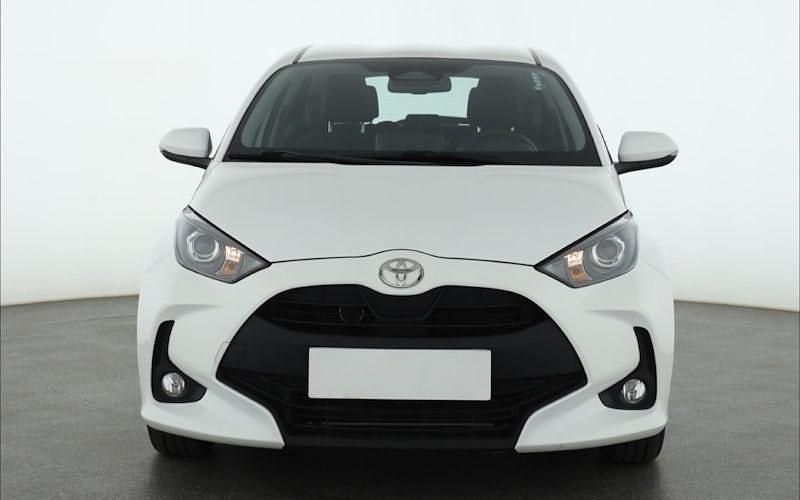 Gebraucht Toyota Yaris Hybrid 116 PS (85 kW) 2024 Weiß Limousine
