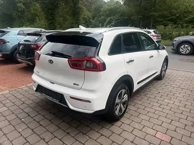 Używany Kia Niro Vision 141 KM (103 kW) 2017 Biały SUV