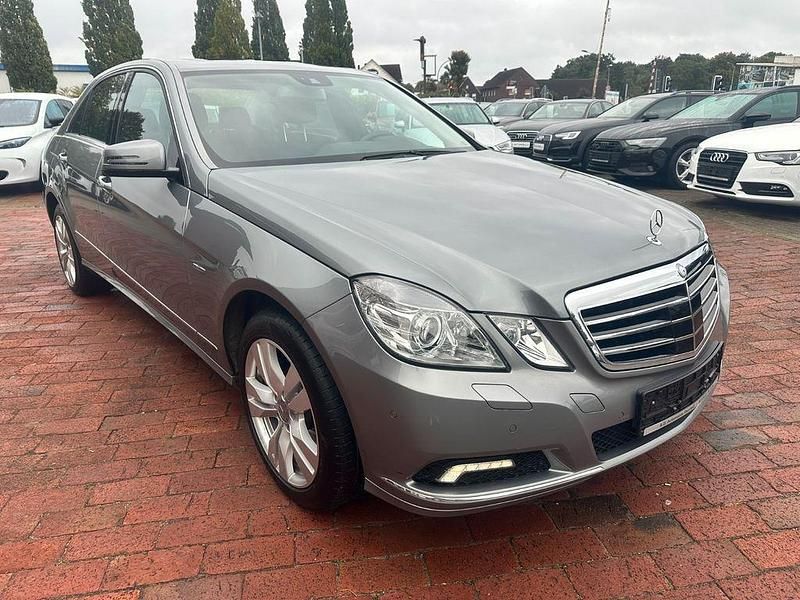 Silber Gebraucht 2010 Mercedes E250 Limousine | 10.900 € (Fairer Preis) - Bild 1/4