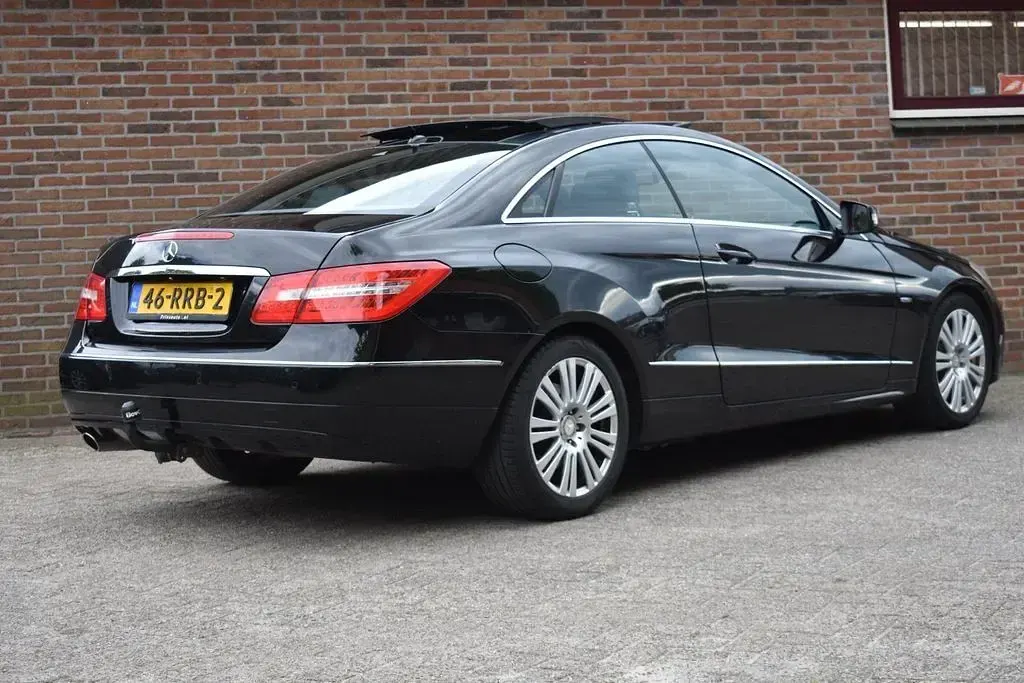 Gebraucht Mercedes E200 Elegance 184 PS (135 kW) 2010 Schwarz Coupé