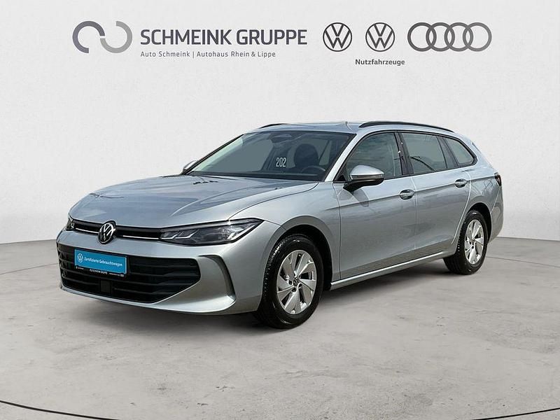 Gebraucht VW Passat 150 PS (110 kW) 2024 Oyster silver metallic Kombi