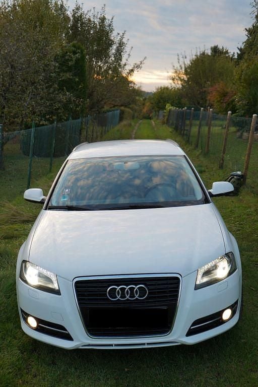 Weiß Gebraucht 2010 Audi A3 Sportback Attraction Limousine | 2.800 € (Superpreis) - Bild 1/4