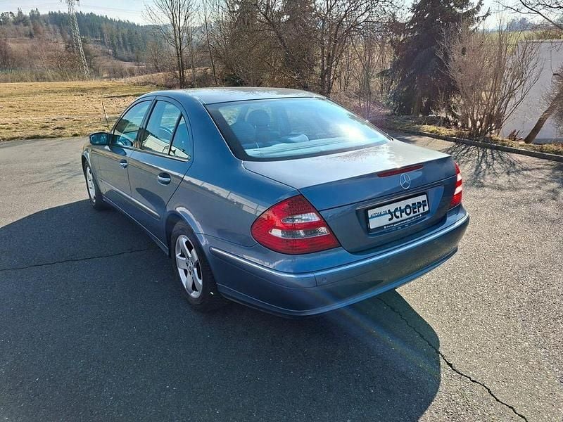 Gebraucht Mercedes E240 Avantgarde 177 PS (130 kW) 2003 Blau Limousine