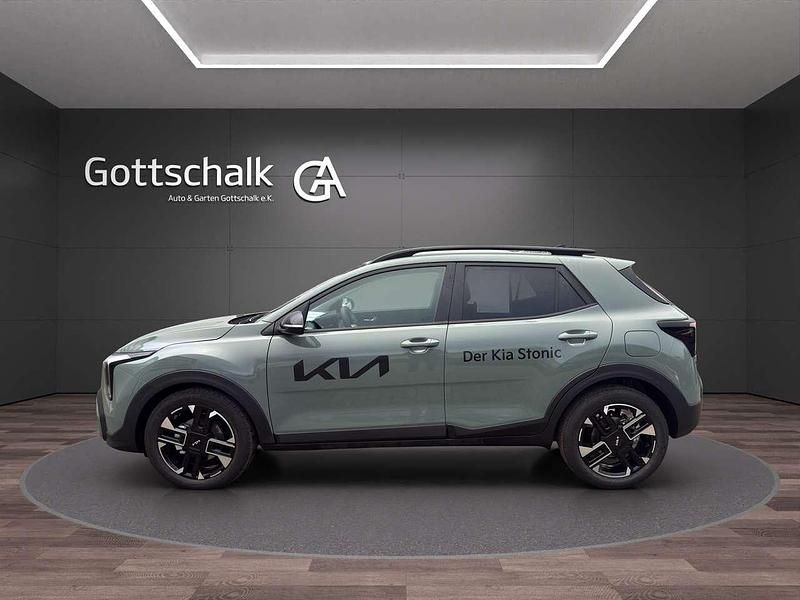 Neu Kia Stonic GT-Line 116 PS (85 kW) 2025 Adventure green metallic SUV