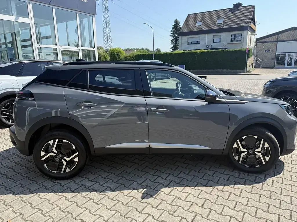 Neu Peugeot 2008 Allure 136 PS (100 kW) 2025 Grau SUV