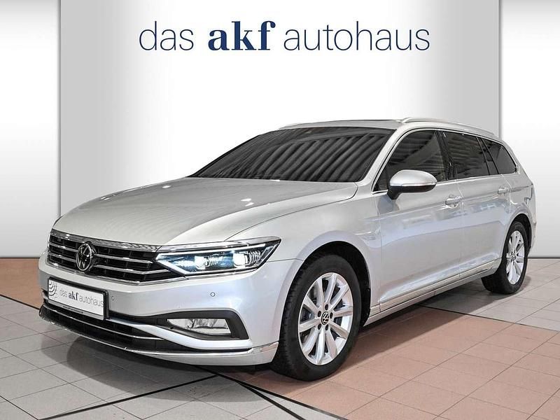 Scale silver metallic Gebraucht 2023 VW Passat Elegance Kombi | 30.950 € (Teuer) - Bild 1/4