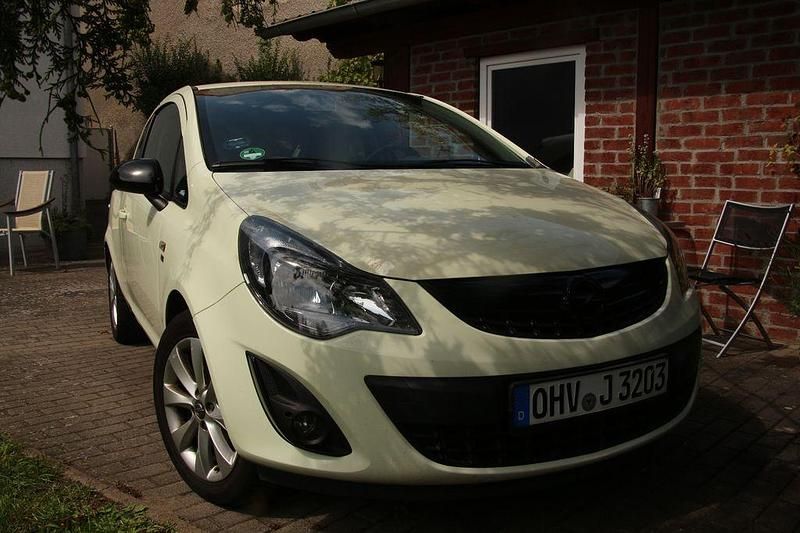 Weiß Gebraucht 2012 Opel Corsa Active Kleinwagen | 2.300 € (Guter Preis) - Bild 1/4