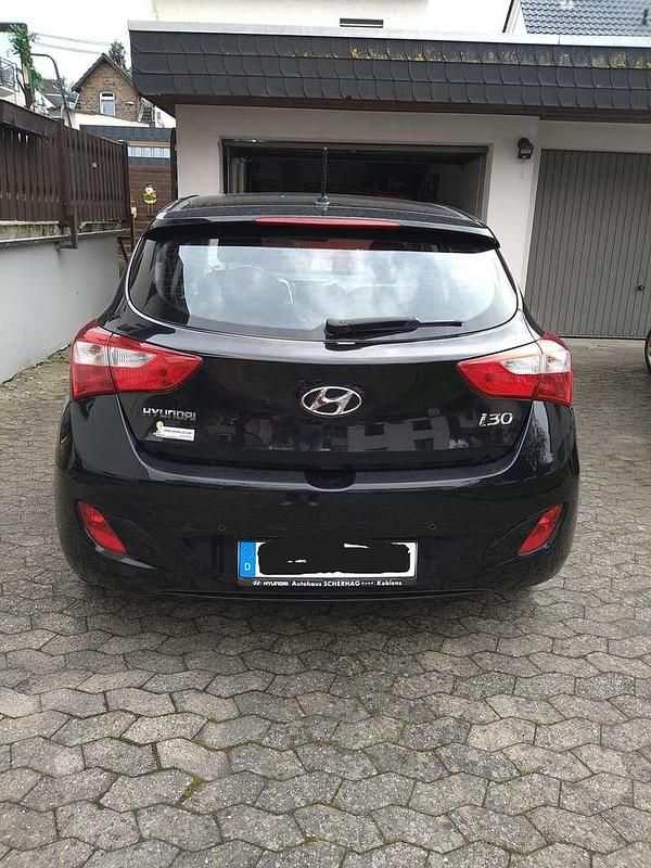 Gebraucht Hyundai i30 Edition 99 PS (72 kW) 2014 Schwarz Limousine