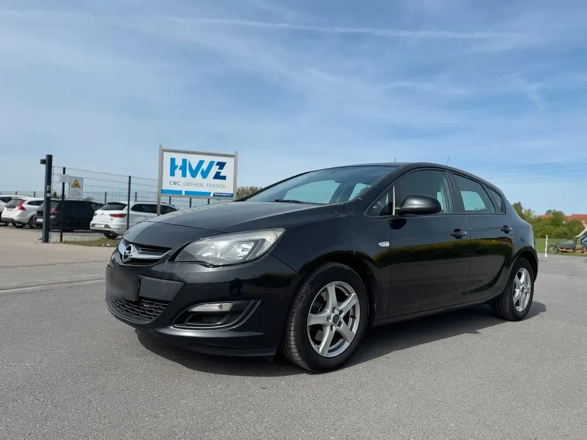 Second-hand Opel Astra 110 CP (80 kW) 2013 Negru Hatchback