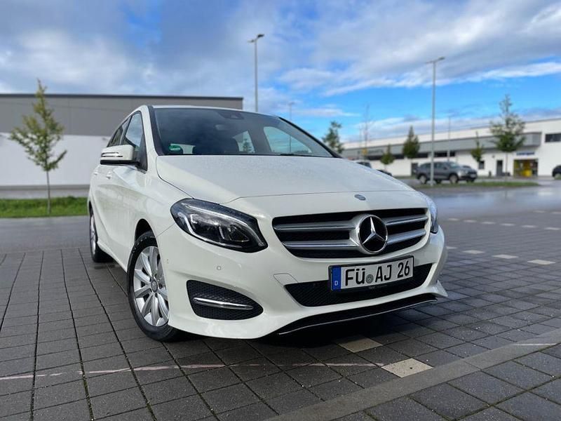 Weiß Gebraucht 2017 Mercedes B180 Van / Kleinbus | 13.100 € (Guter Preis) - Bild 1/4