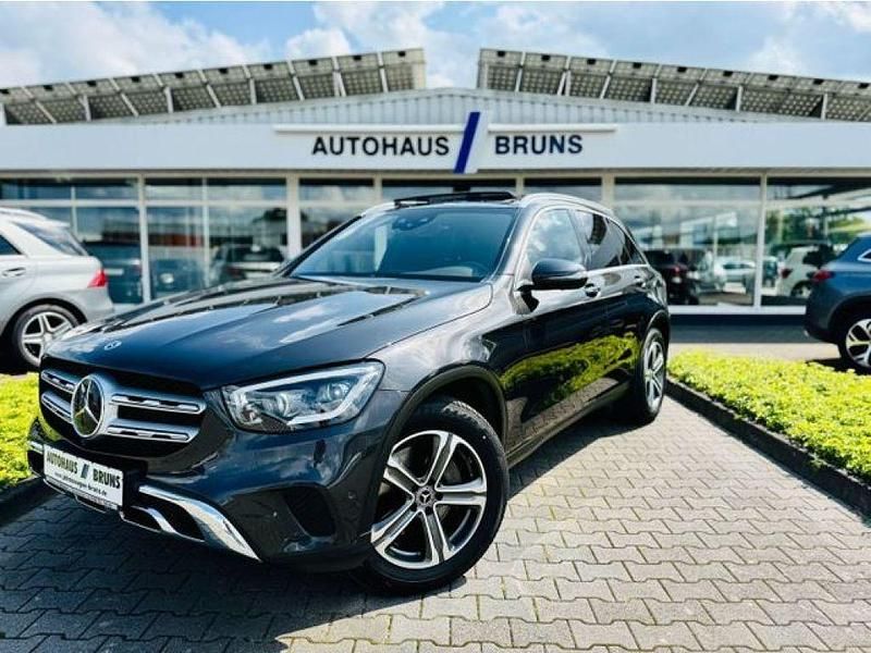 Graphitgraumetallic (metallic) Gebraucht 2019 Mercedes GLC300 SUV | 36.790 € (Fairer Preis) - Bild 1/4