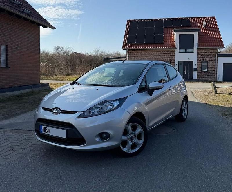 Gebraucht Ford Fiesta 60 PS (44 kW) 2012 Silber Kleinwagen