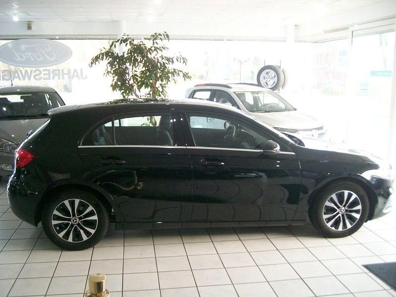 Gebraucht Mercedes 180 116 PS (85 kW) 2021 Schwarz Limousine