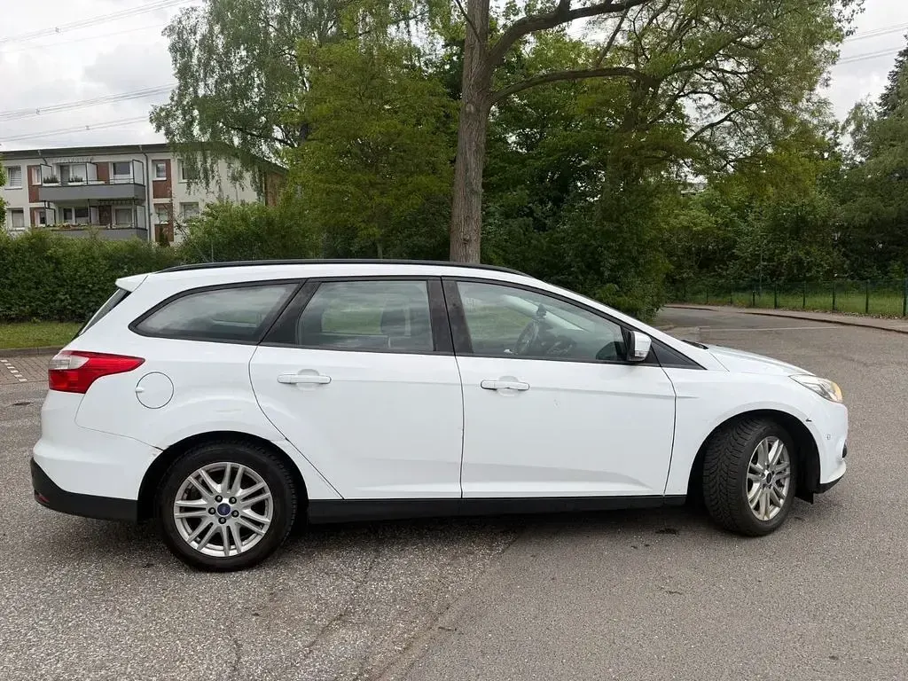 Gebraucht Ford Focus Trend 116 PS (85 kW) 2014 Weiß Limousine