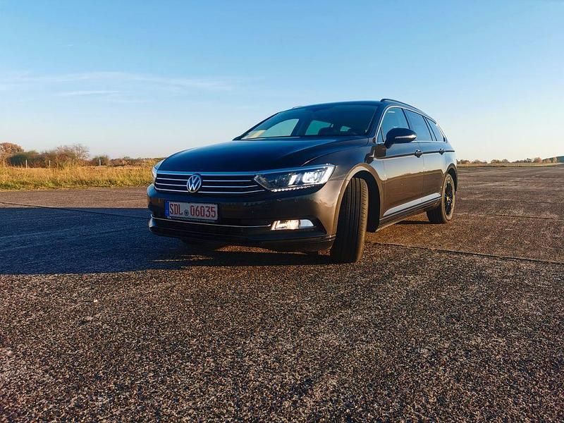 Grau Gebraucht 2019 VW Passat Comfortline Kombi | 12.900 € (Superpreis) - Bild 1/4