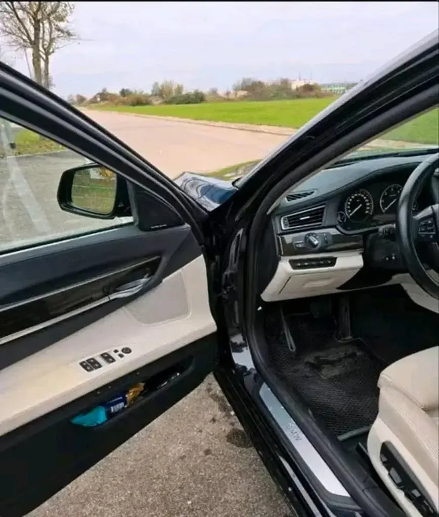 Gebraucht BMW 750 381 PS (280 kW) 2012 Schwarz Limousine