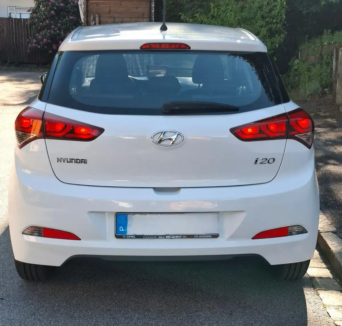 Gebraucht Hyundai i20 Classic 75 PS (55 kW) 2017 Weiß Kleinwagen