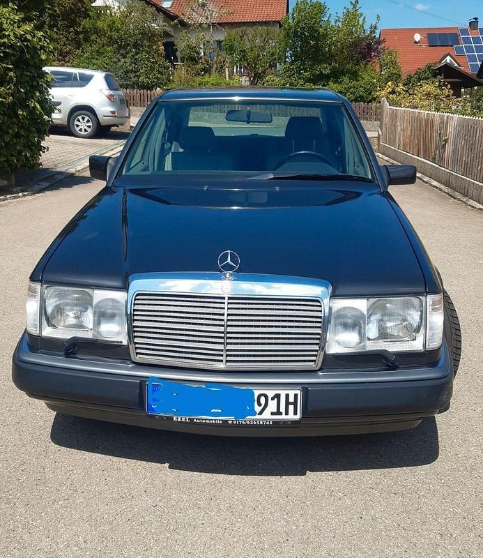 Schwarz Gebraucht 1991 Mercedes E230 Limousine | 8.499 € - Bild 1/4