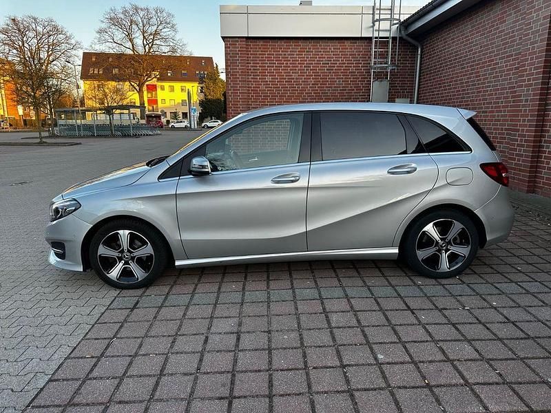Gebraucht Mercedes B220 Urban 177 PS (130 kW) 2017 Silber Van / Kleinbus