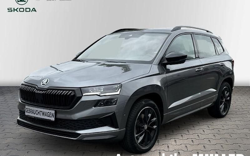 Grau Gebraucht 2022 Skoda Karoq SportLine SUV | 33.900 € (Fairer Preis) - Bild 1/4