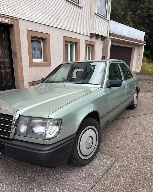 Grün Gebraucht 1989 Mercedes E230 Limousine | 4.500 € - Bild 1/4