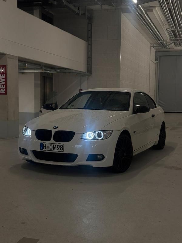 Weiß Gebraucht 2009 BMW 320 Coupé | 10.500 € (Teuer) - Bild 1/3