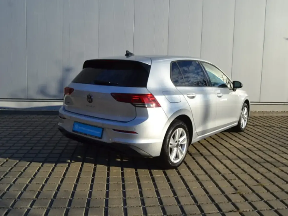 Gebraucht VW Golf VIII Life 131 PS (96 kW) 2022 Reflexsilber metallic (metallic) Limousine