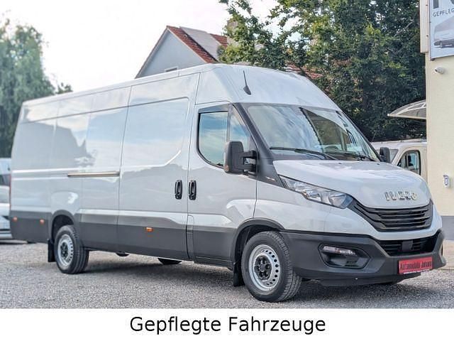 Weiss Gebraucht 2023 Iveco Daily Limousine | 31.949 € (Etwas zu teuer) - Bild 1/3