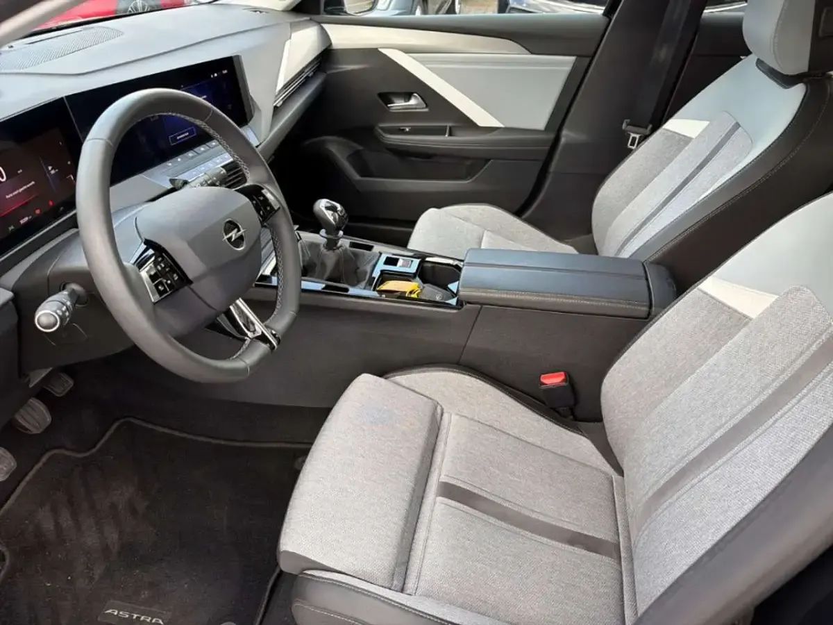 Gebraucht Opel Astra Elegance 131 PS (96 kW) 2023 Schwarz Kleinwagen