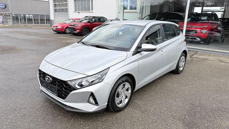 Gebraucht Hyundai i20 Select 101 PS (74 kW) 2022 Silber Limousine