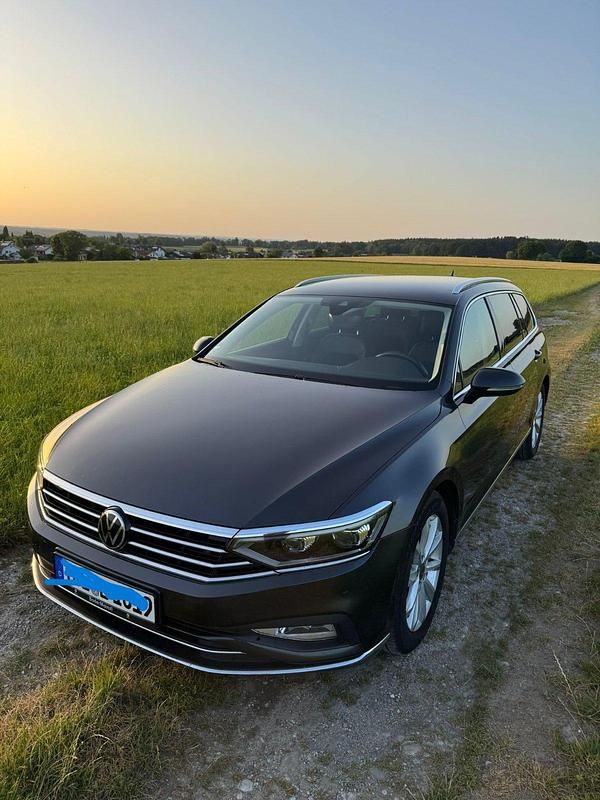 Grau Gebraucht 2020 VW Passat Elegance Kombi | 14.500 € (Etwas zu teuer) - Bild 1/4