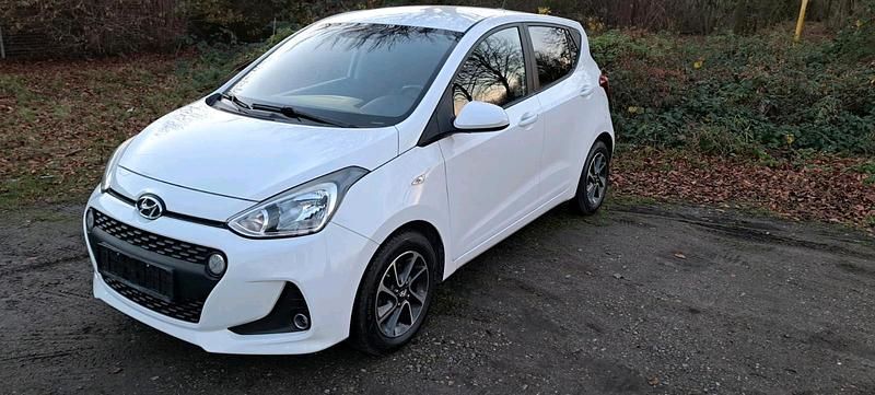 Gebraucht Hyundai i10 69 PS (50 kW) 2017 Weiß Kleinwagen