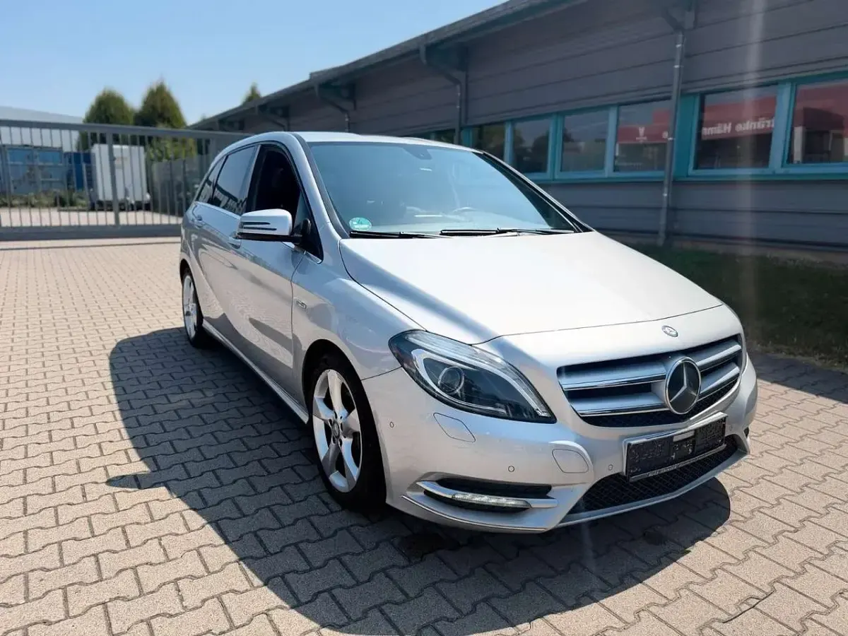 Gebraucht Mercedes B200 AMG Edition 1 136 PS (100 kW) 2012 Polarsilber  metalliclack Kleinwagen