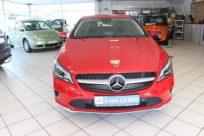 Gebraucht Mercedes CLA200 Shooting Brake 136 PS (100 kW) 2017 Rot Kombi