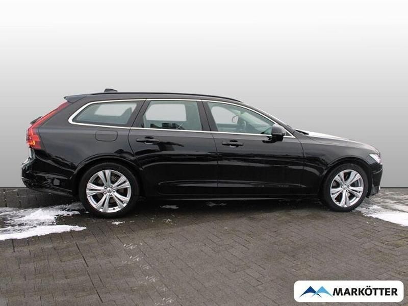 Gebraucht Volvo V90 Momentum 197 PS (144 kW) 2022 Schwarz Kombi