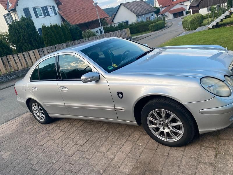 Grau Gebraucht 2003 Mercedes E220 Limousine | 2.190 € (Guter Preis) - Bild 1/4