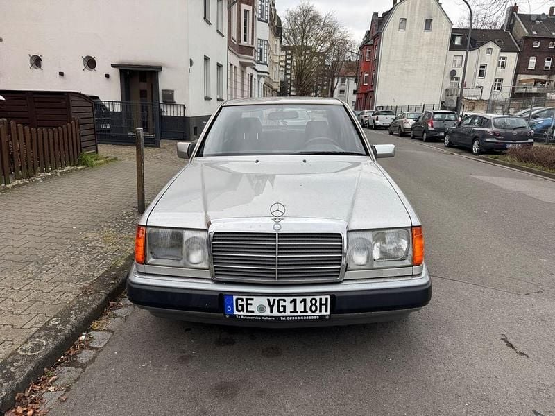 Silber Gebraucht 1992 Mercedes 250 Limousine | 6.999 € - Bild 1/4