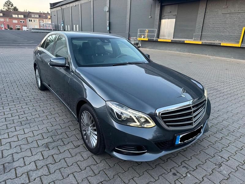 Grau Gebraucht 2014 Mercedes E220 Limousine | 12.450 € (Superpreis) - Bild 1/4
