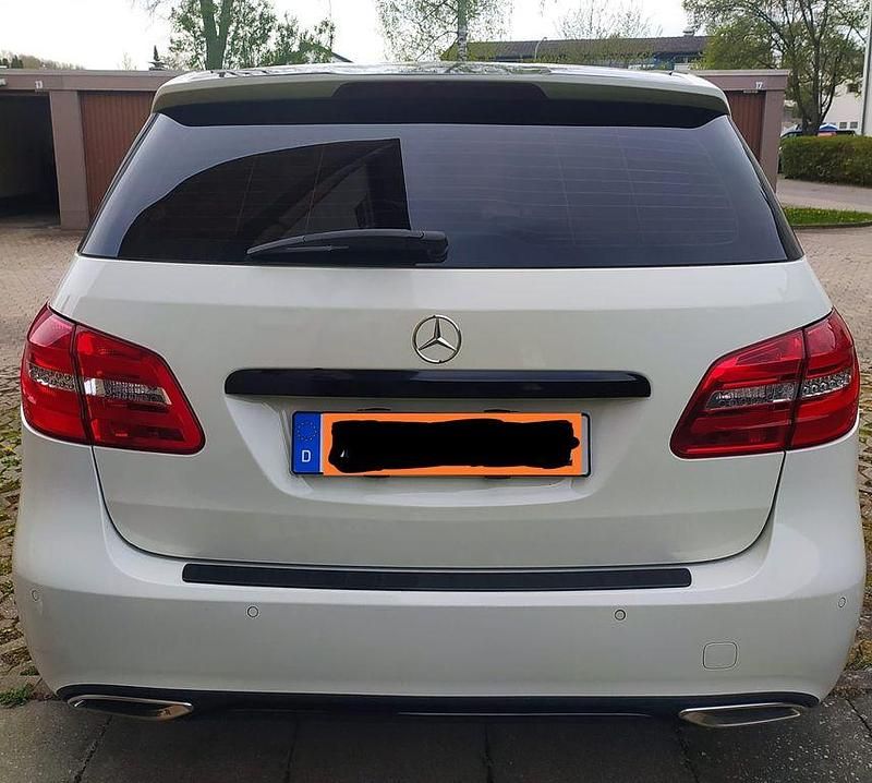 Gebraucht Mercedes B200 156 PS (114 kW) 2012 Weiß Van / Kleinbus