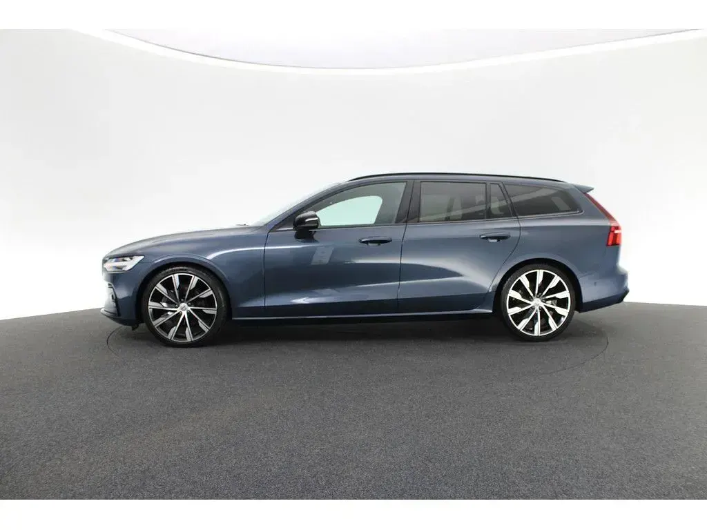 Gebraucht Volvo V60 Ultimate 197 PS (144 kW) 2024 Blau Kombi