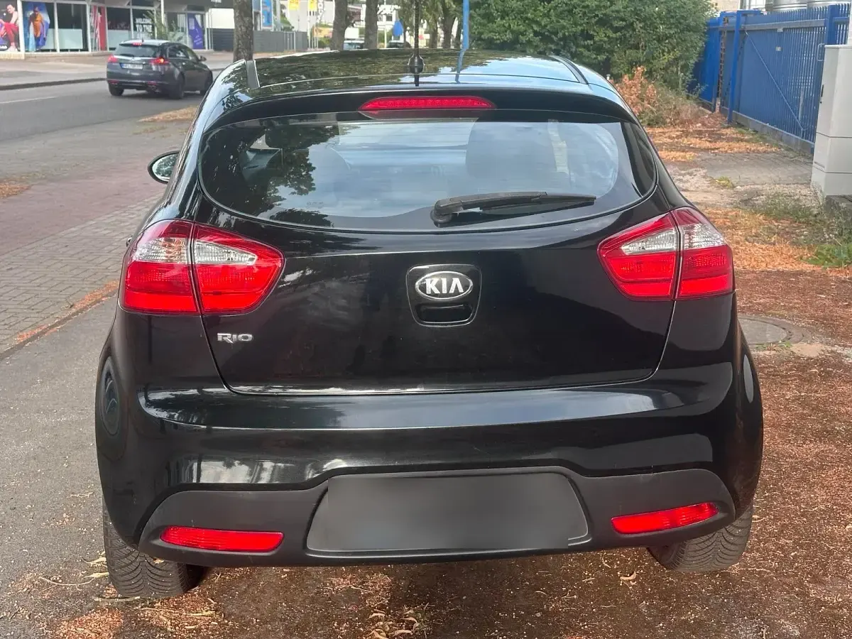 Gebraucht Kia Rio Edition 7 80 PS (58 kW) 2013 Schwarz Kleinwagen