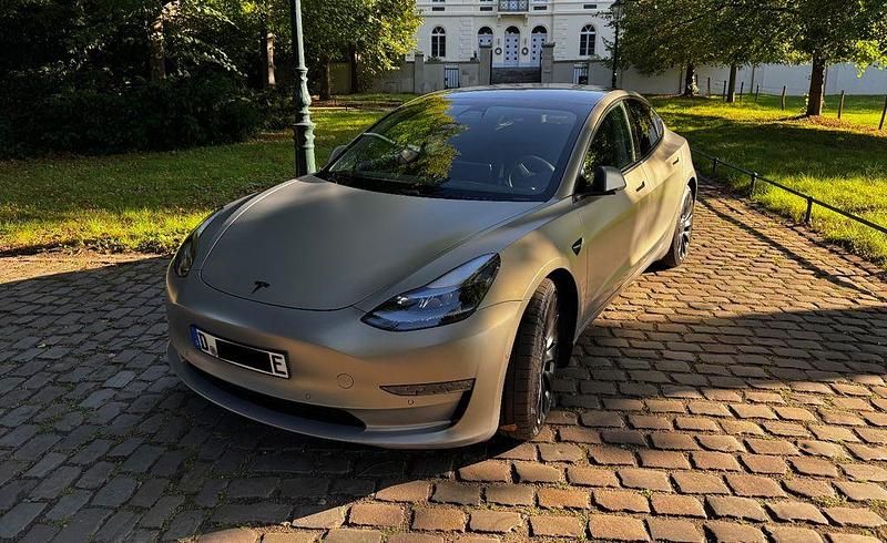 Silber Gebraucht 2021 Tesla Model 3 Performance Limousine | 34.200 € (Etwas zu teuer) - Bild 1/4